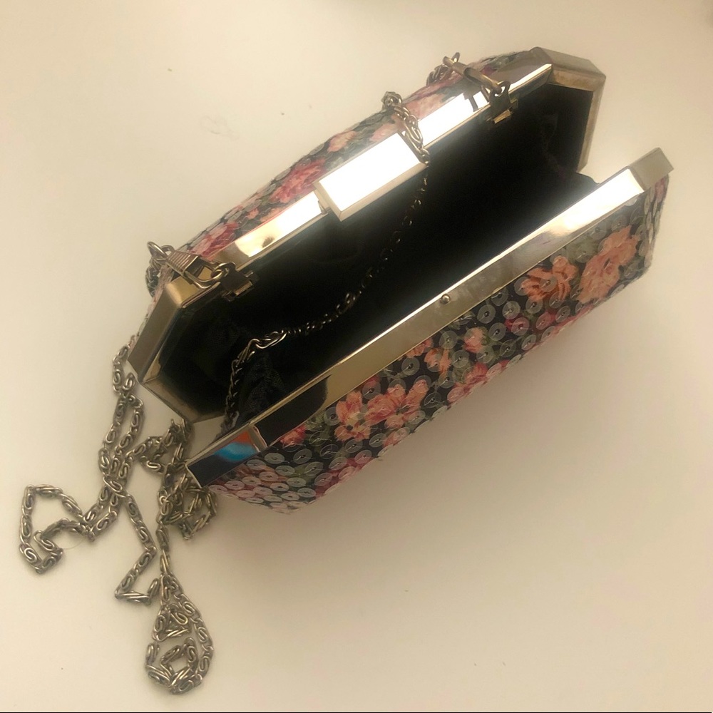 Sequinned clutch